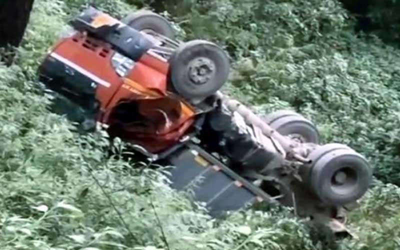 Accident In Himachal: गाड़ी को पास देते गहरी खाई में लुढ़का ट्रक! कैबिन में बुरी तरह फंसा रहा चालक