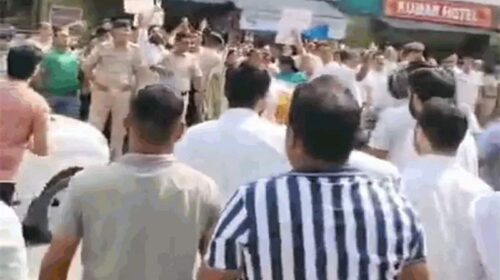 Himachal News Update: सांसद कंगना रनौत को युवा कांग्रेस ने दिखाए काले झंडे! कार्यकर्ताओं को देखते ही मुड़ा काफिला