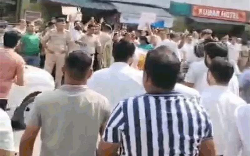 Himachal News Update: सांसद कंगना रनौत को युवा कांग्रेस ने दिखाए काले झंडे! कार्यकर्ताओं को देखते ही मुड़ा काफिला