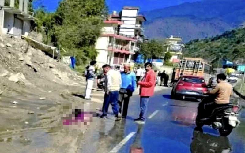 दुखद: बस से उतरते हादसे का शिकार हुई 23 वर्षीय युवती! टायर के नीचे आई, गई जान