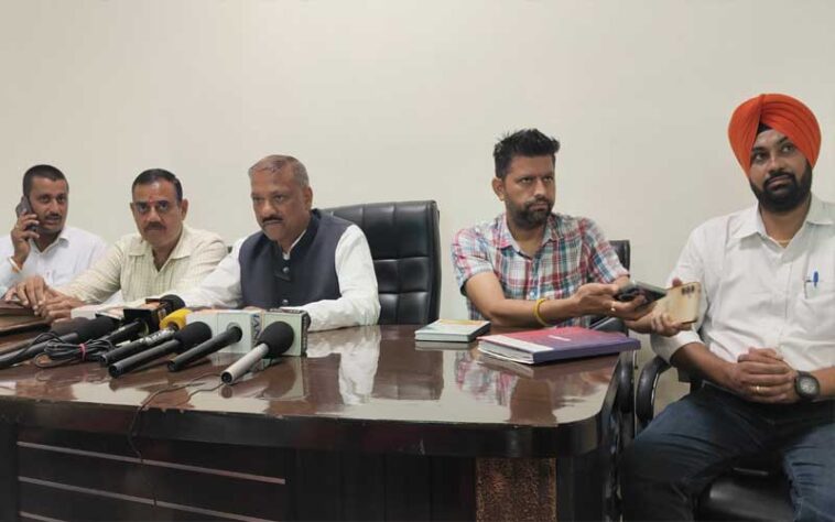 Paonta Sahib: पांवटा साहिब को केंद्र सरकार की सौगात! अब खुलेगा केंद्रीय विद्यालय: सुखराम चौधरी Paonta Sahib: पांवटा साहिब को केंद्र सरकार की सौगात! अब खुलेगा केंद्रीय विद्यालय: सुखराम चौधरी