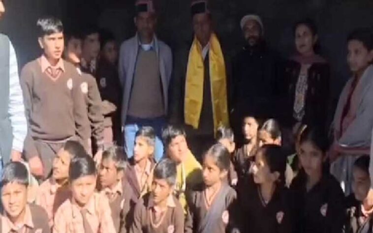 Himachal News: स्कूल के दरवाजे पर लटका ताला! ठंड से कांपते रहे मासूम, मंत्री ने लिया एक्शन Himachal News: स्कूल के दरवाजे पर लटका ताला! ठंड से कांपते रहे मासूम, मंत्री ने लिया एक्शन