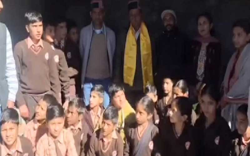 Himachal News: स्कूल के दरवाजे पर लटका ताला! ठंड से कांपते रहे मासूम, मंत्री ने लिया एक्शन