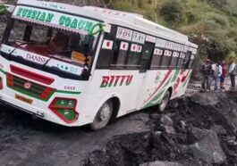 Bus Accident: हिमाचल में सड़क धंसने से सड़क से बाहर निकला बस का टायर! यात्रियों में चीख-पुकार