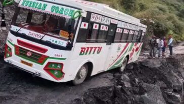 Bus Accident: हिमाचल में सड़क धंसने से सड़क से बाहर निकला बस का टायर! यात्रियों में चीख-पुकार