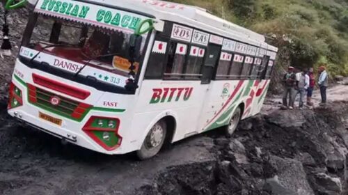 Bus Accident: हिमाचल में सड़क धंसने से सड़क से बाहर निकला बस का टायर! यात्रियों में चीख-पुकार Bus Accident: हिमाचल में सड़क धंसने से सड़क से बाहर निकला बस का टायर! यात्रियों में चीख-पुकार