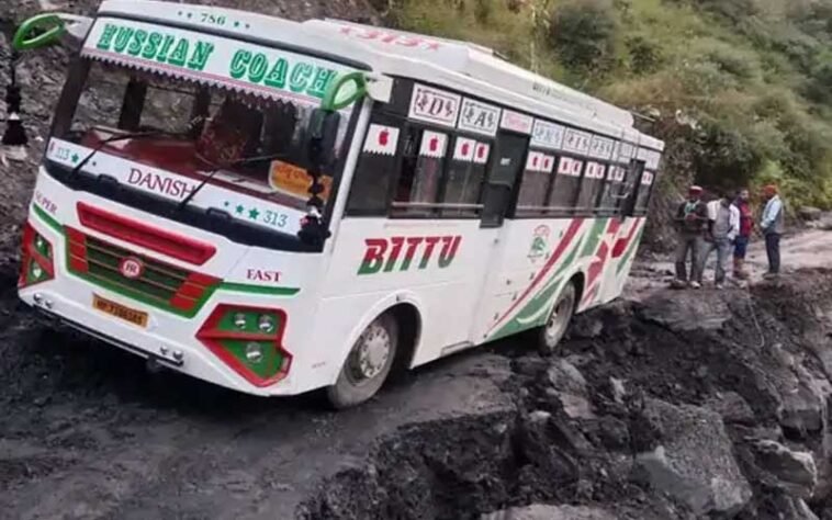 Bus Accident: हिमाचल में सड़क धंसने से सड़क से बाहर निकला बस का टायर! यात्रियों में चीख-पुकार Bus Accident: हिमाचल में सड़क धंसने से सड़क से बाहर निकला बस का टायर! यात्रियों में चीख-पुकार