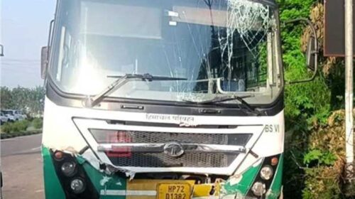HRTC Bus Accident: दीवार से टकराई तेज़ रफ़्तार एचआरटीसी बस! 30 यात्री थे सवार HRTC Bus Accident: दीवार से टकराई तेज़ रफ़्तार एचआरटीसी बस! 30 यात्री थे सवार
