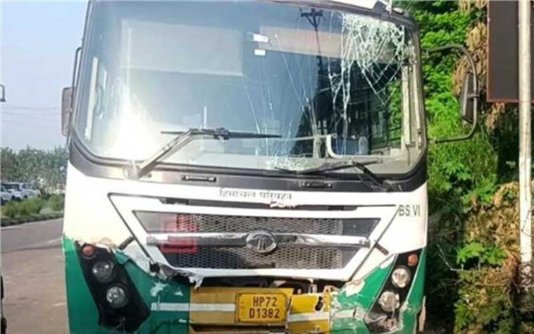 HRTC Bus Accident: दीवार से टकराई तेज़ रफ़्तार एचआरटीसी बस! 30 यात्री थे सवार