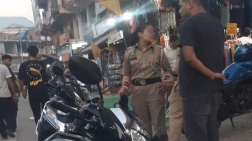 Himachal Crime News: पुलिस की वर्दी पहन कर शहर में घूम रही थी महिला! टैक्सी चालकों ने पहुंचाई थाने, जाने पूरा मामला Himachal Crime News: पुलिस की वर्दी पहन कर शहर में घूम रही थी महिला! टैक्सी चालकों ने पहुंचाई थाने, जाने पूरा मामला