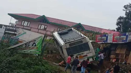 HRTC Bus Accident: एचआरटीसी बस की ब्रेक फेल! यात्रियों में हड़कंप, बड़ा हादसा टला HRTC Bus Accident: एचआरटीसी बस की ब्रेक फेल! यात्रियों में हड़कंप, बड़ा हादसा टला