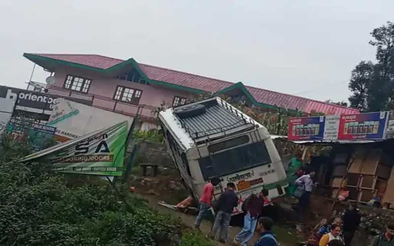 HRTC Bus Accident: एचआरटीसी बस की ब्रेक फेल! यात्रियों में हड़कंप, बड़ा हादसा टला