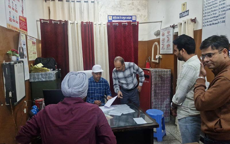 HP News: हिमाचल में यहां बढ़ा डेंगू का प्रकोप! 15 दिनों में आए 16 मामले, डीसी ने दिए सख्त निर्देश