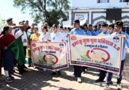 Sirmour News: उपायुक्त ने हरी झंडी दिखा कर तंबाकू मुक्त युवा अभियान का किया शुभारंभ