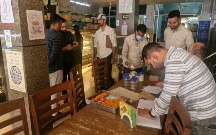 HP News: दिवाली से पूर्व मिठाइयों की गुणवत्ता जांच को लेकर जिला प्रशासन सक्रिय! सैंपलिंग अभियान जारी HP News: दिवाली से पूर्व मिठाइयों की गुणवत्ता जांच को लेकर जिला प्रशासन सक्रिय! सैंपलिंग अभियान जारी