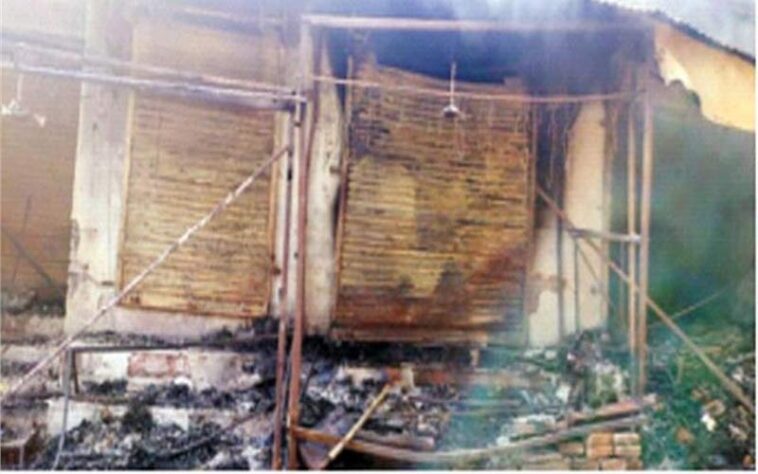 Himachal News Alert: हिमाचल में आठ दुकानें जलकर राख! लाखों का सामान चढ़ा आग की भेंट Himachal News Alert: हिमाचल में आठ दुकानें जलकर राख! लाखों का सामान चढ़ा आग की भेंट