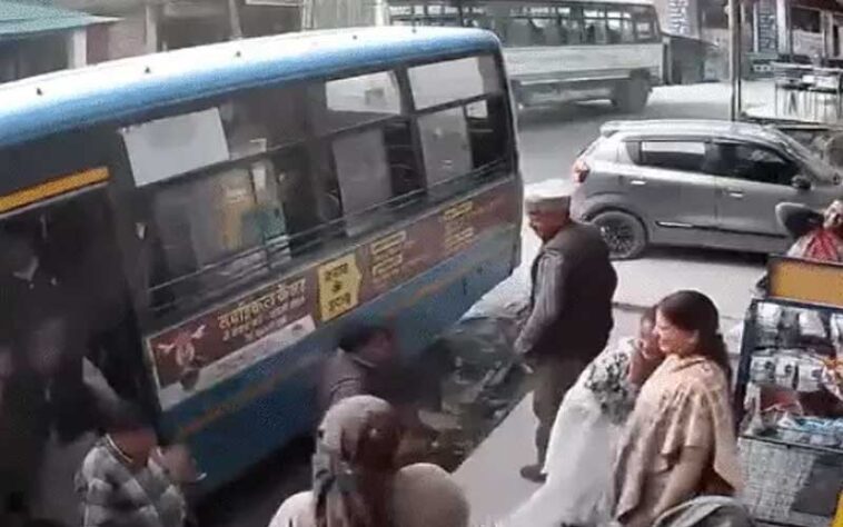 Himachal News Alert: एचआरटीसी बस के इंजन में भड़की आग! जान बचाने को भागी सवारियां, मची अफरा-तफरी Himachal News Alert: एचआरटीसी बस के इंजन में भड़की आग! जान बचाने को भागी सवारियां, मची अफरा-तफरी