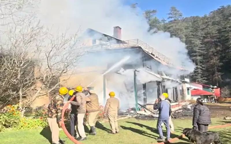 Himachal News Alert: दो मंजिला निजी आवासीय भवन में भड़की आग! लाखों का नुकसान