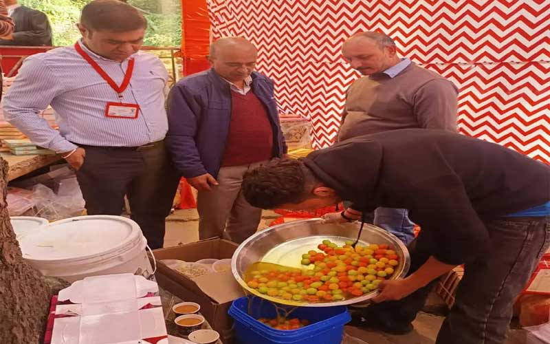 Himachal News Alert: मिलावटखोरों पर खाद्य विभाग का एक्शन! 33 किलो खराब मिठाइयां पकड़ी