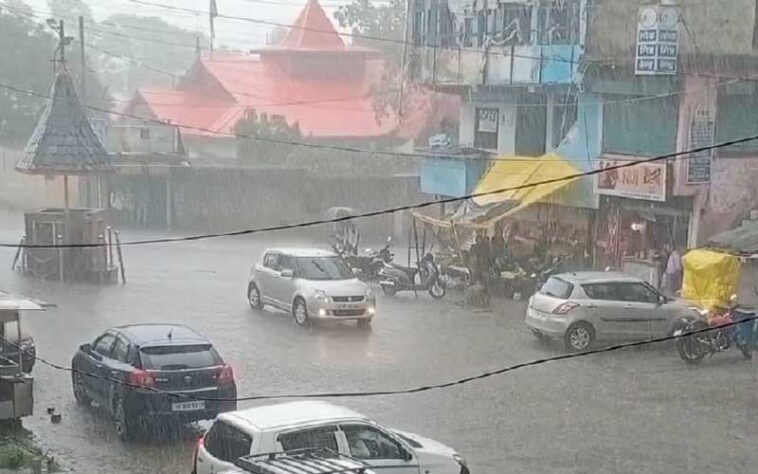 हिमाचल में बदला मौसम: ऊंची चोटियों पर बर्फबारी! यहां ओलावृष्टि के साथ बरसे बादल हिमाचल में बदला मौसम: ऊंची चोटियों पर बर्फबारी! यहां ओलावृष्टि के साथ बरसे बादल