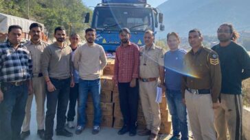 Himachal Crime News: सीमेंट की आड़ में हो रही थी शराब की सप्लाई! 146 पेटियां बरामद, चालक फरार