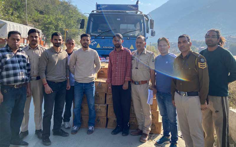 Himachal Crime News: सीमेंट की आड़ में हो रही थी शराब की सप्लाई! 146 पेटियां बरामद, चालक फरार