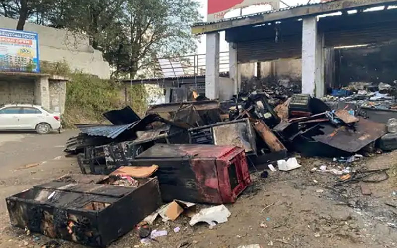 Himachal News Alert: हिमाचल में दिवाली की रात भीषण अग्निकांड! तीन दुकाने जलकर राख, लाखों का नुकसान