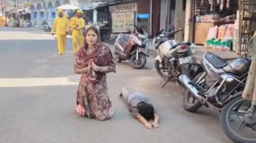 Himachal News Update: मां घुटनों के बल तो बेटी दंडवत प्रणाम करते हुए पहुंची चिंतपूर्णी मंदिर Himachal News Update: मां घुटनों के बल तो बेटी दंडवत प्रणाम करते हुए पहुंची चिंतपूर्णी मंदिर