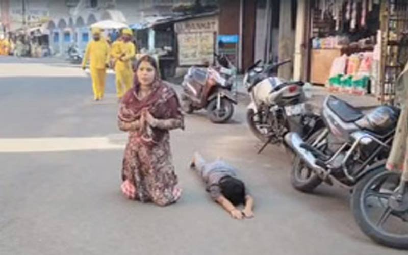 Himachal News Update: मां घुटनों के बल तो बेटी दंडवत प्रणाम करते हुए पहुंची चिंतपूर्णी मंदिर