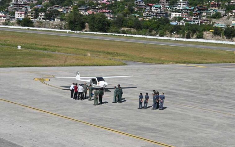 Himachal News: एनसीसी के माइक्रोलाइट विमान की भुंतर में सफल लैंडिंग! चेहरों पर दिखी गौरव और उत्साह की चमक Himachal News: एनसीसी के माइक्रोलाइट विमान की भुंतर में सफल लैंडिंग! चेहरों पर दिखी गौरव और उत्साह की चमक