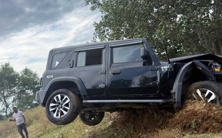 Accident In Himachal: श्रद्धालुओं की थार हादसे का शिकार! खाई में लुढ़की, चार जख्मी Accident In Himachal: श्रद्धालुओं की थार हादसे का शिकार! खाई में लुढ़की, चार जख्मी
