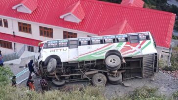 Bus Accident: हिमाचल में हादसे का शिकार हुई निजी बस! सड़क से नीचे लुढ़की