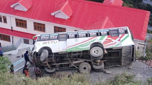 Bus Accident: हिमाचल में हादसे का शिकार हुई निजी बस! सड़क से नीचे लुढ़की