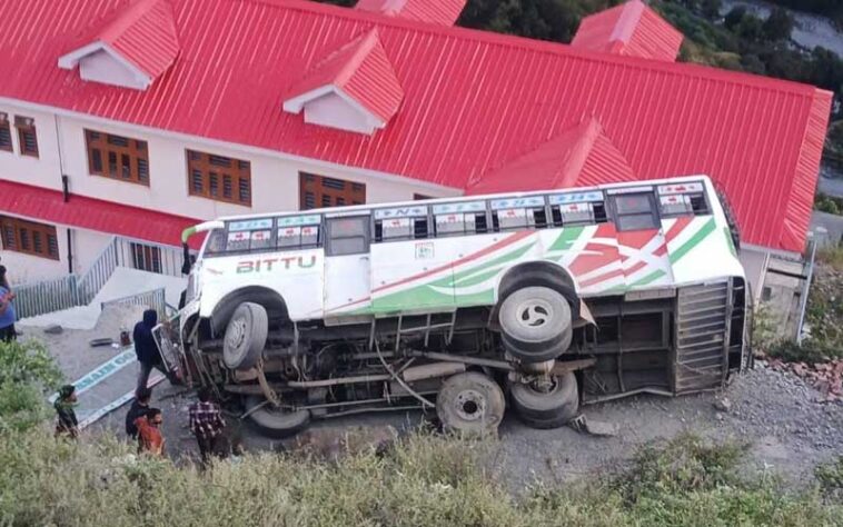 Bus Accident: हिमाचल में हादसे का शिकार हुई निजी बस! सड़क से नीचे लुढ़की