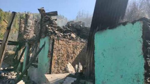 Himachal News Alert: छह कमरों का मकान जलकर राख! अंदर सो रहे बच्चों की ग्रामीणों ने बचाई जान Himachal News Alert: छह कमरों का मकान जलकर राख! अंदर सो रहे बच्चों की ग्रामीणों ने बचाई जान