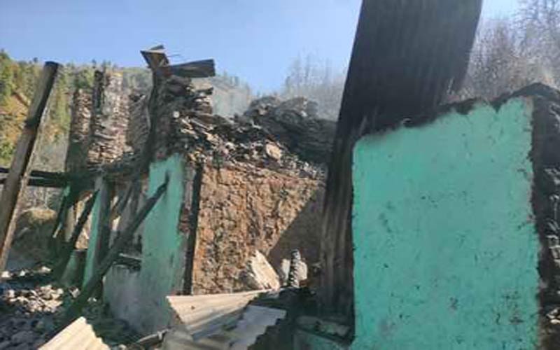 Himachal News Alert: छह कमरों का मकान जलकर राख! अंदर सो रहे बच्चों की ग्रामीणों ने बचाई जान