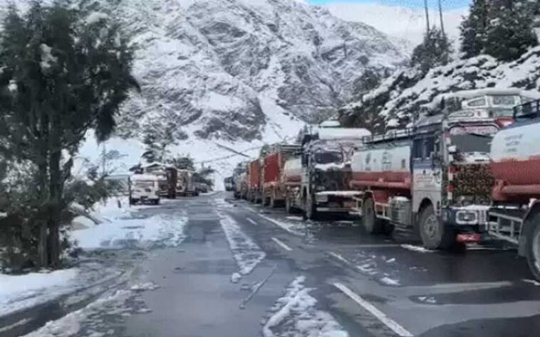 Snowfall In Himachal: अक्टूबर के पहले सप्ताह में बर्फ से पहाड़ियां सफ़ेद! ठंड बढ़ी, माइनस में पहुंचा पारा Snowfall In Himachal: अक्टूबर के पहले सप्ताह में बर्फ से पहाड़ियां सफ़ेद! ठंड बढ़ी, माइनस में पहुंचा पारा