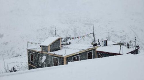 Snowfall In Himachal: हिमाचल में मौसम ने बदली करवट! पहाड़ों पर ताज़ा बर्फ़बारी, यहां बरसे बादल Snowfall In Himachal: हिमाचल में मौसम ने बदली करवट! पहाड़ों पर ताज़ा बर्फ़बारी, यहां बरसे बादल