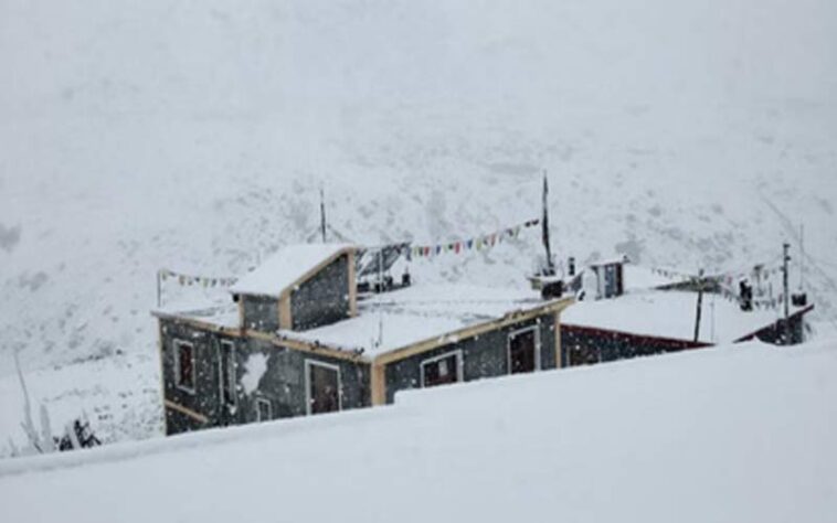 Snowfall In Himachal: हिमाचल में मौसम ने बदली करवट! पहाड़ों पर ताज़ा बर्फ़बारी, यहां बरसे बादल Snowfall In Himachal: हिमाचल में मौसम ने बदली करवट! पहाड़ों पर ताज़ा बर्फ़बारी, यहां बरसे बादल