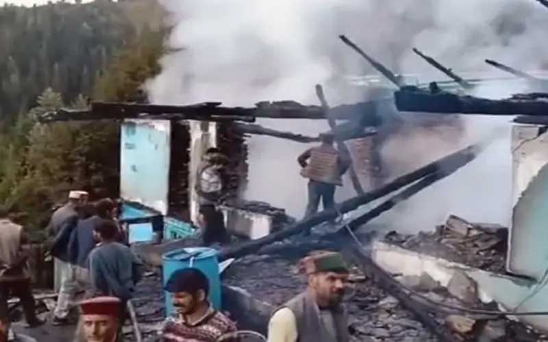 Himachal News Alert: आधी रात को गहरी नींद में सोया था परिवार! तभी भड़क उठी आग, पूरा मकान जलकर राख