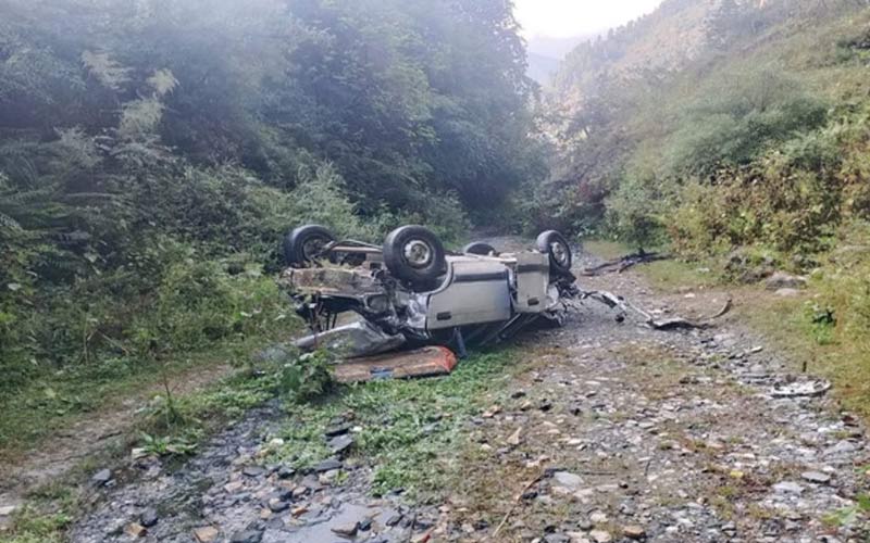 हिमाचल में दर्दनाक हादसा: गहरी खाई में लुढ़की कार, बुझे दो घरों के चिराग