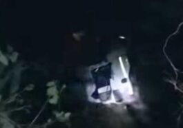 Accident In Himachal: क्रैश बैरियर को तोड़ता हुआ खाई में लुढ़का ट्रक! चालक ने छलांग लगाकर बचाई जान