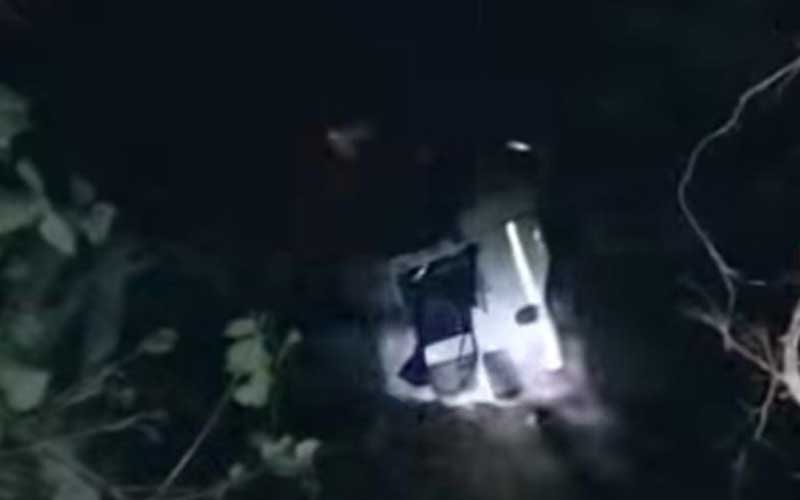 Accident In Himachal: क्रैश बैरियर को तोड़ता हुआ खाई में लुढ़का ट्रक! चालक ने छलांग लगाकर बचाई जान