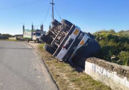 Sirmour News: अनियंत्रित होकर सड़क पर पलटा ट्रक! चालक सहित क्लीनर जख्मी, बिल्ली बनी हादसे का कारण