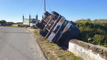 Sirmour News: अनियंत्रित होकर सड़क पर पलटा ट्रक! चालक सहित क्लीनर जख्मी, बिल्ली बनी हादसे का कारण