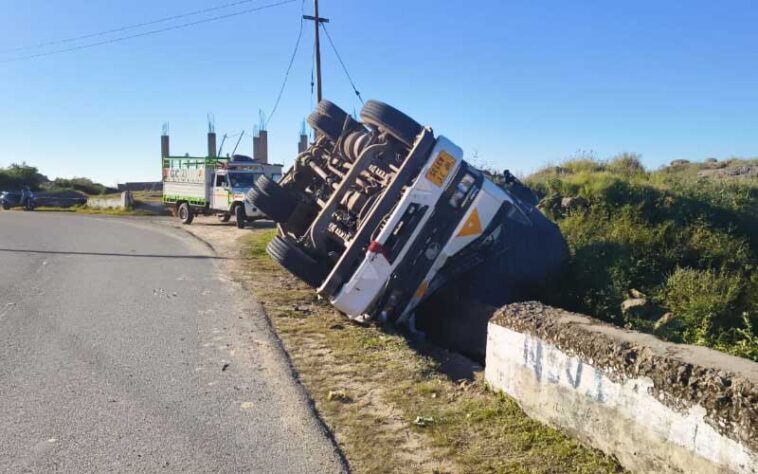Sirmour News: अनियंत्रित होकर सड़क पर पलटा ट्रक! चालक सहित क्लीनर जख्मी, बिल्ली बनी हादसे का कारण Sirmour News: अनियंत्रित होकर सड़क पर पलटा ट्रक! चालक सहित क्लीनर जख्मी, बिल्ली बनी हादसे का कारण