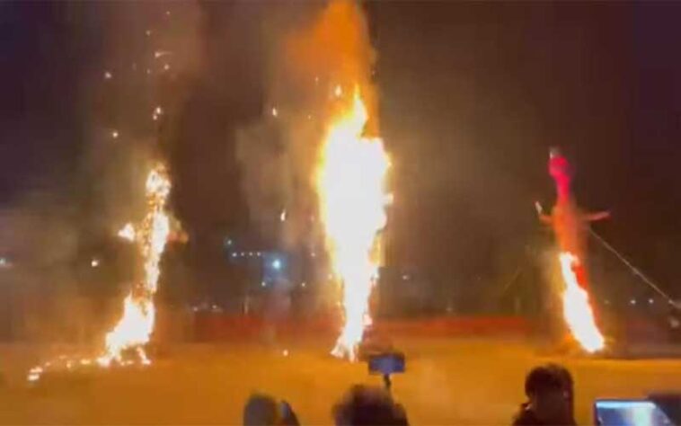 Dussehra 2025: हिमाचल में दशहरे की धूम! सीएम ने किया रावण दहन, यहाँ हुआ हंगामा Dussehra 2025: हिमाचल में दशहरे की धूम! सीएम ने किया रावण दहन, यहाँ हुआ हंगामा