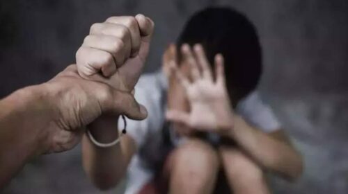 Himachal Crime News: सरकारी स्कूल में शिक्षक ने तीसरी कक्षा के बच्चे को पीटा! कान का पर्दा फटा Himachal Crime News: सरकारी स्कूल में शिक्षक ने तीसरी कक्षा के बच्चे को पीटा! कान का पर्दा फटा
