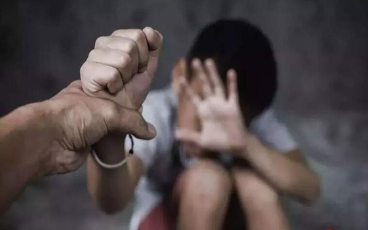 Himachal Crime News: सरकारी स्कूल में शिक्षक ने तीसरी कक्षा के बच्चे को पीटा! कान का पर्दा फटा Himachal Crime News: सरकारी स्कूल में शिक्षक ने तीसरी कक्षा के बच्चे को पीटा! कान का पर्दा फटा