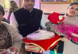 HP News: श्रद्धालु ने मां चिंतपूर्णी के दरबार में चढ़ाया सवा किलो चांदी का भव्य छत्र! मनोकामना पूरी होने पर किया भेंट